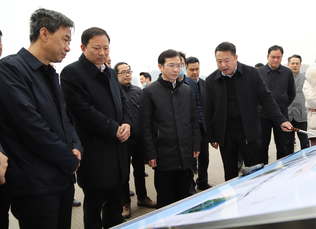 市委副書(shū)記、市長(zhǎng)黃喜忠一行視察九洲高架東延工程