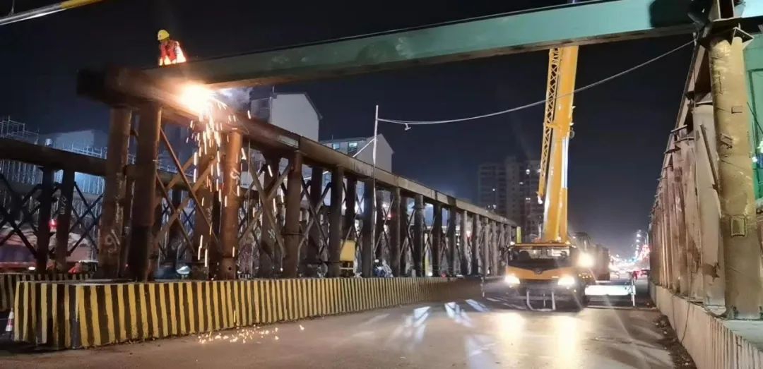 黨委書記、董事長涂建平現(xiàn)場調(diào)度南外環(huán)高速項(xiàng)目工程